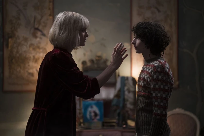 Mackenzie Davis y Finn Wolfhard en otra-vuelta-de-tuerca-9ea9d9e8-39f5-4172-bb84-ec37dc124ed8