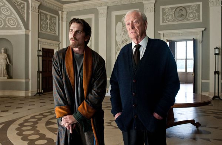 Michael Caine y Christian Bale en El Caballero Oscuro. La Leyenda Renace