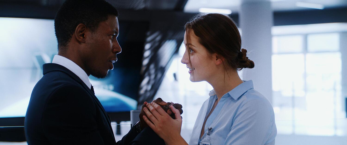 Pacharo Mzembe y Ashlee Lollback en space-time