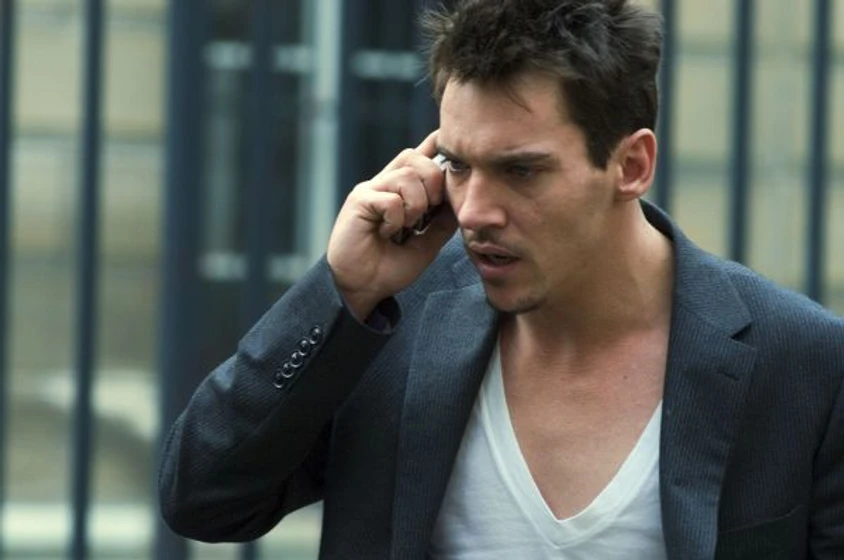 Jonathan Rhys-Meyers en desde-paris-con-amor