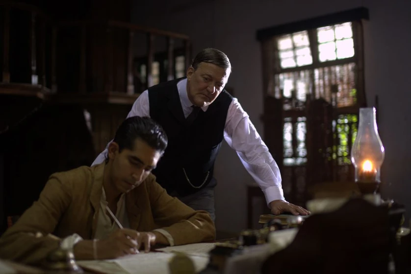 Stephen Fry y Dev Patel en el-hombre-que-conocia-el-infinito