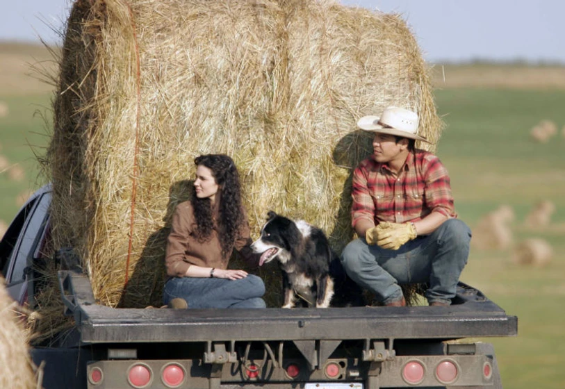 Nathaniel Arcand y Laura Mennell en valle-de-sombras