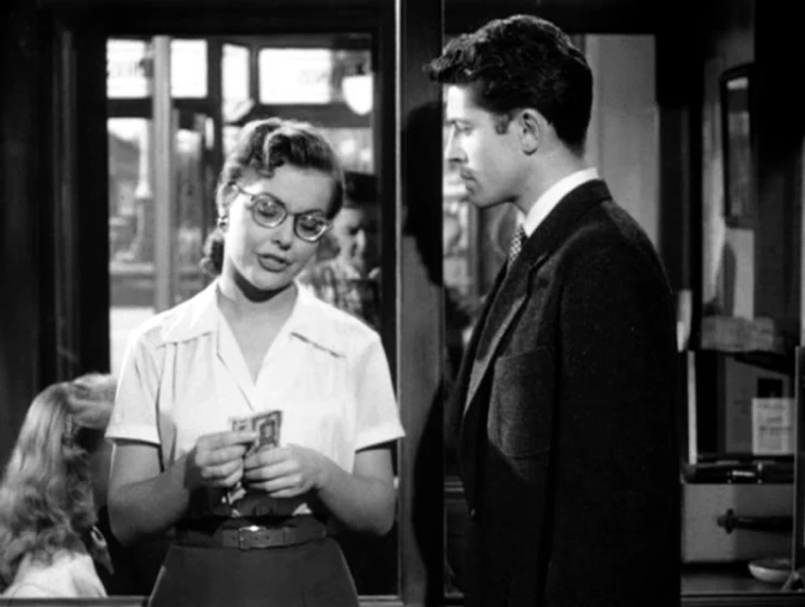 Farley Granger y Kasey Rogers en extranos-en-un-tren