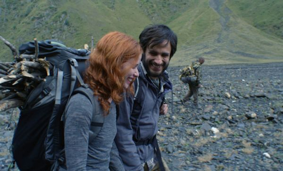 Gael García Bernal y Hani Furstenberg en Un Planeta Solitario