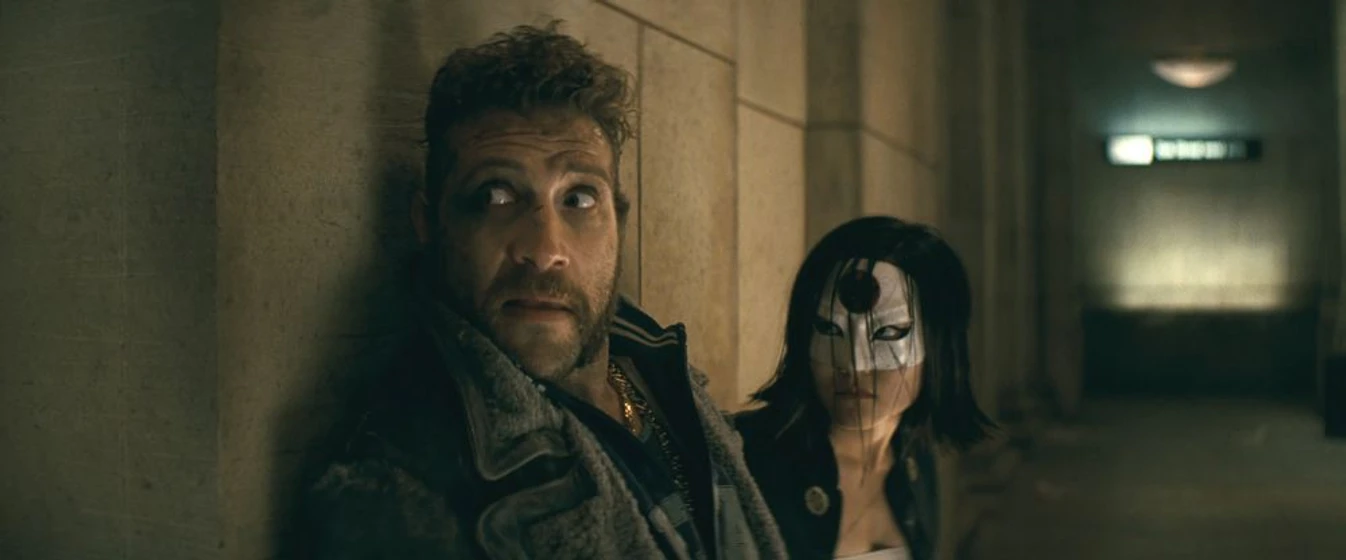Jai Courtney y Karen Fukuhara en escuadron-suicida