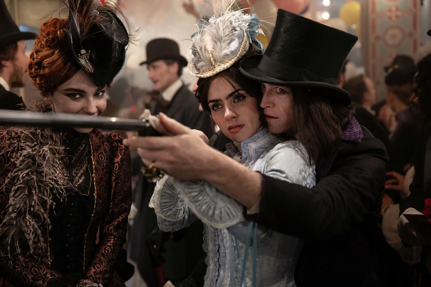 Caleb Landry Jones y Zoë Bleu Sidel en dracula-e27e4ac3-3fab-45e1-b9d7-f55e8fb9540e