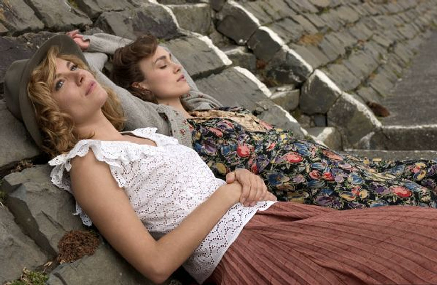 Keira Knightley y Sienna Miller en En el límite del amor