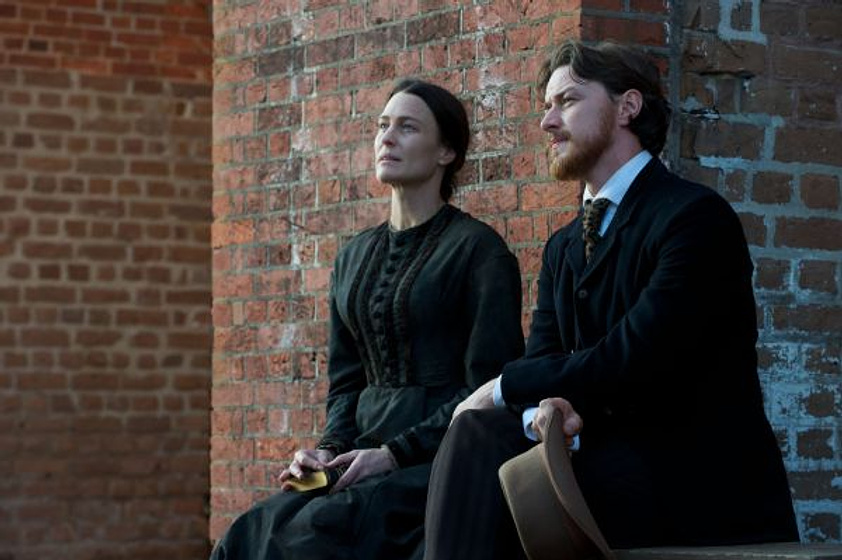 Robin Wright y James McAvoy en La Conspiración