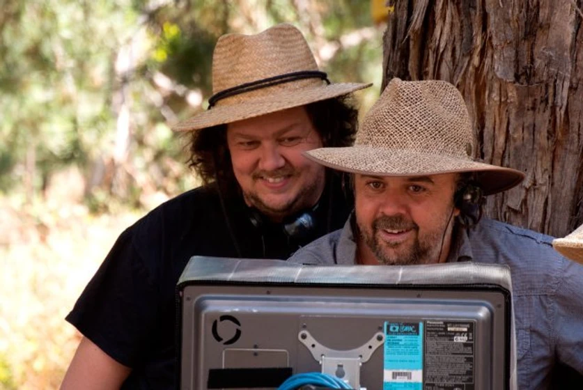 Cameron Cairnes y Colin Cairnes en 100-bloody-acres (Los directores durante el rodaje)