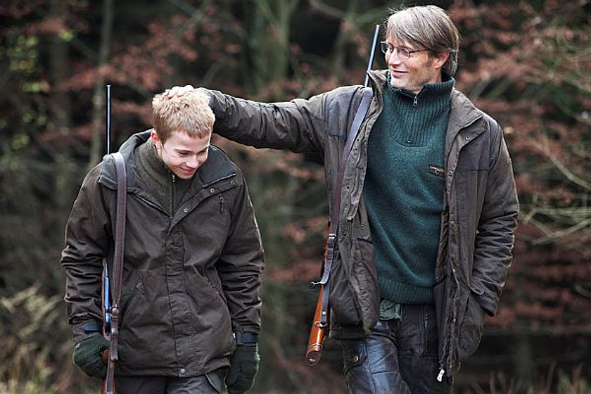 Mads Mikkelsen y Lasse Fogelstrøm en La Caza