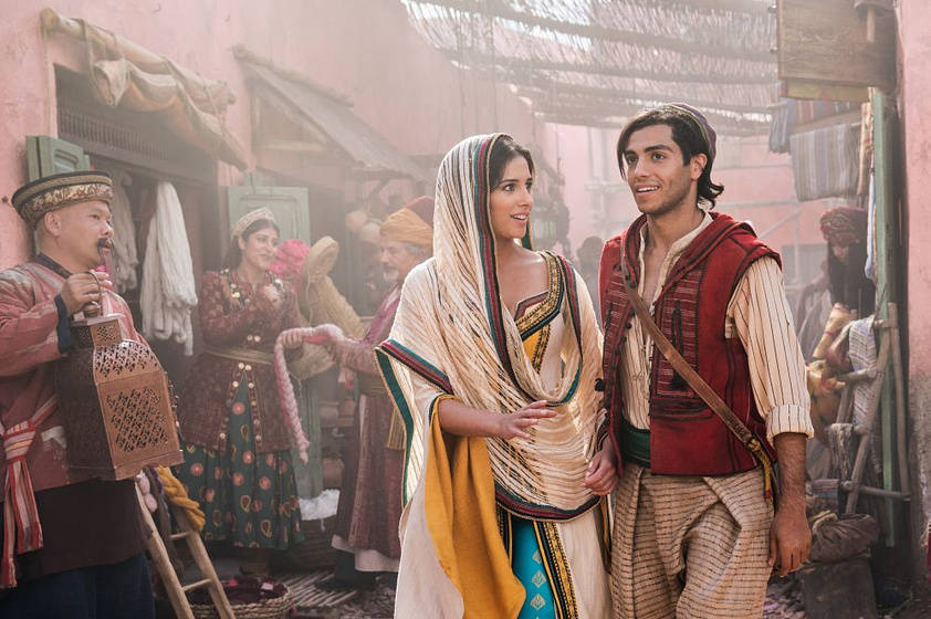 Naomi Scott y Mena Massoud en Aladdin