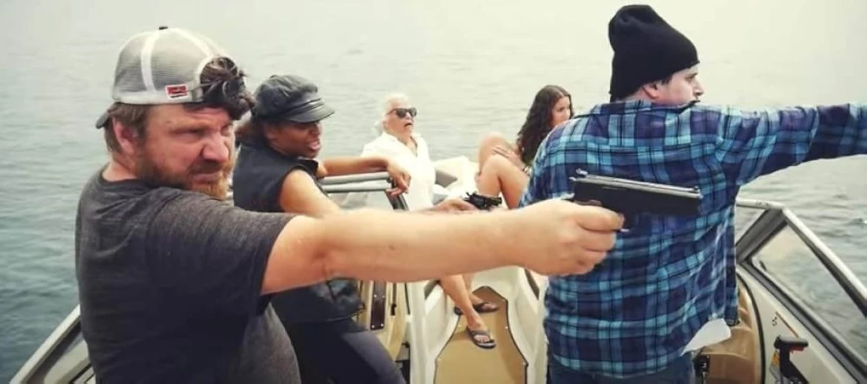 Yolie Canales, Kyle Rappaport, Jamie Morgan, Tim Hatch y Jada Sanchez en jurassic-shark-3-seavenge