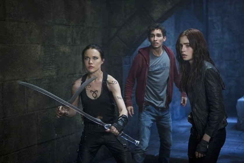Lily Collins, Robert Sheehan y Jemima West en Cazadores de sombras: Ciudad de hueso