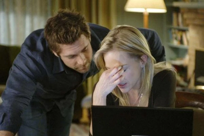 Julie Benz y Chris Kramer en circulo-de-amigas
