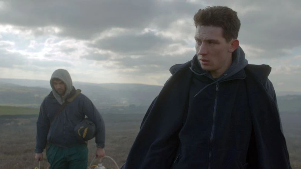 Josh O'Connor y Alec Secareanu en tierra-de-dios