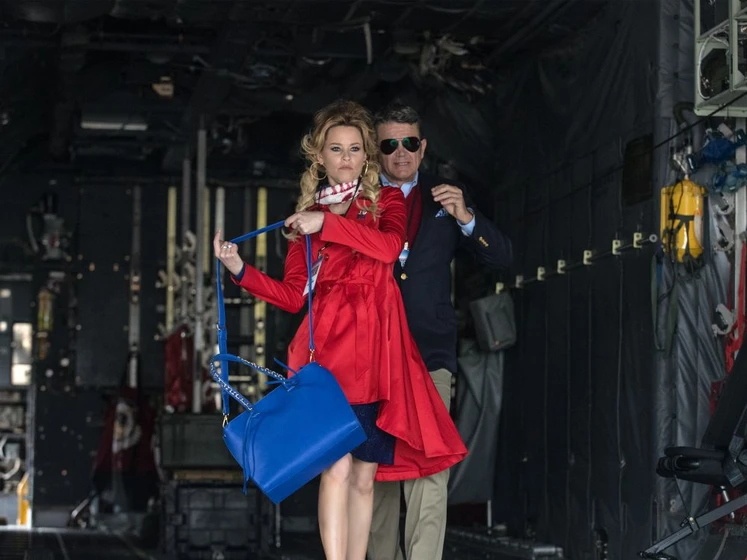 Elizabeth Banks y John Michael Higgins en dando-la-nota-3