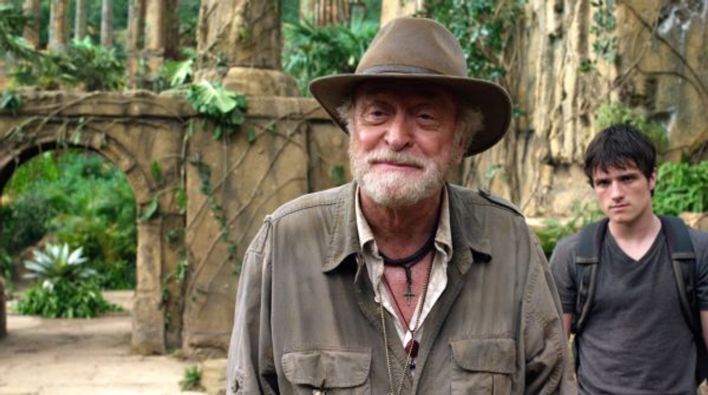 Michael Caine y Josh Hutcherson en Viaje al centro de la tierra 2. La Isla misteriosa