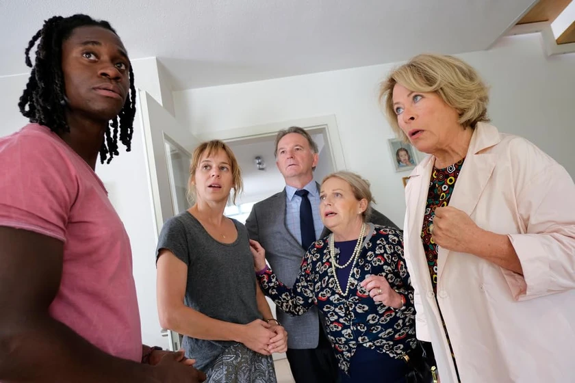 Bernadette Heerwagen, Brigitte Kren, Eugene Boateng, Rita Russek y Michael Lerchenberg en annie-sin-miedo-a-vivir