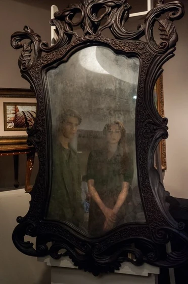 Karen Gillan y Brenton Thwaites en oculus-el-espejo-del-mal