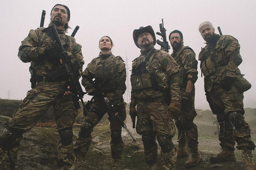 Carlos Gallardo, Mark Strange, Katarina Leigh Waters, Akira Koieyama y Michael Sheehan en redcon-1-apocalipsis-zombie