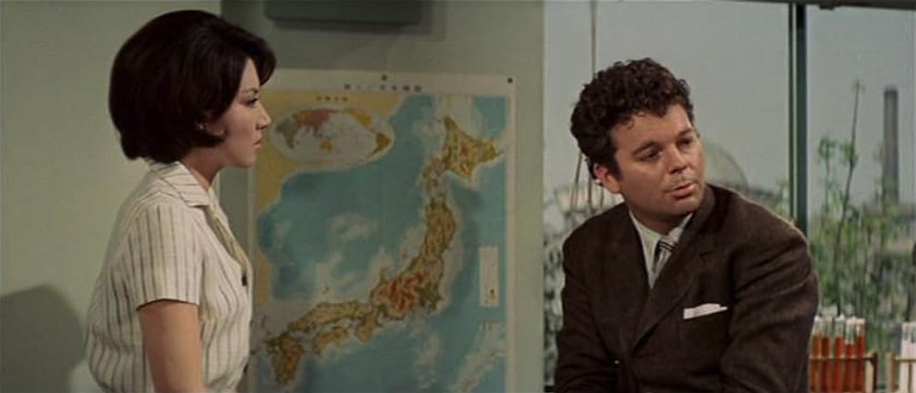 Russ Tamblyn y Kumi Mizuno en La Batalla de los Simios Gigantes