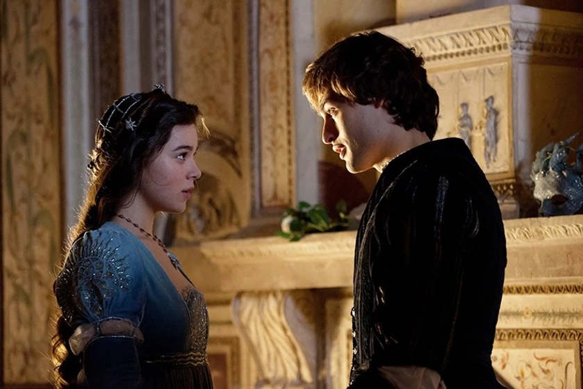 Hailee Steinfeld y Douglas Booth en romeo-and-juliet