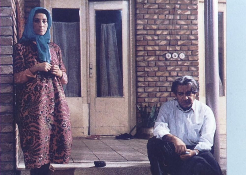 Fatemah Motamed-Aria y Ezzatolah Entezami en The Blue-Veiled