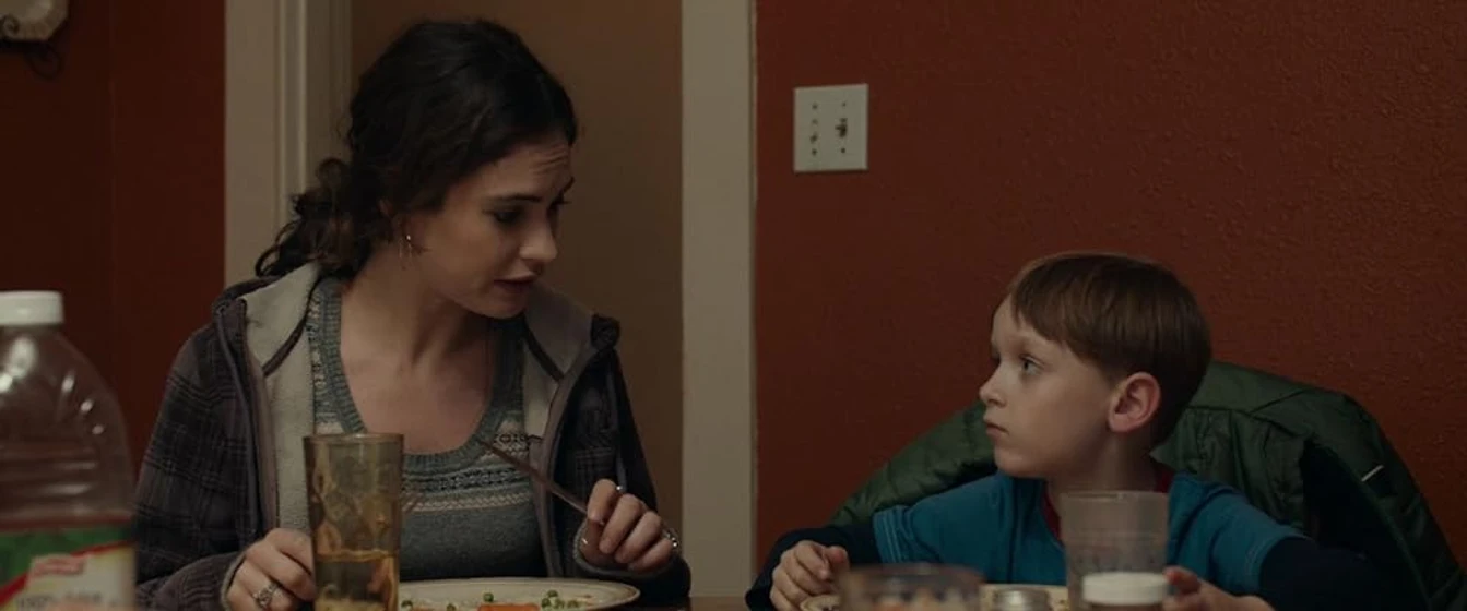 Lily James y Charlie Ray Reid en little-woods-crossing-the-line