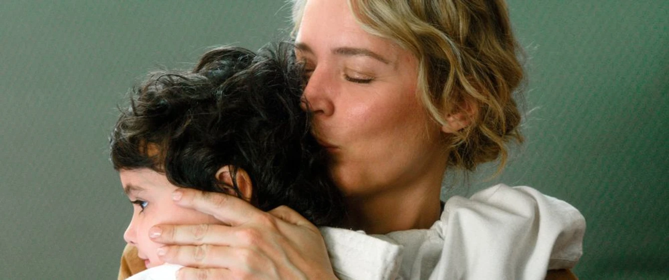 Virginie Efira y Callie Ferreira-Goncalves en los-hijos-de-otros