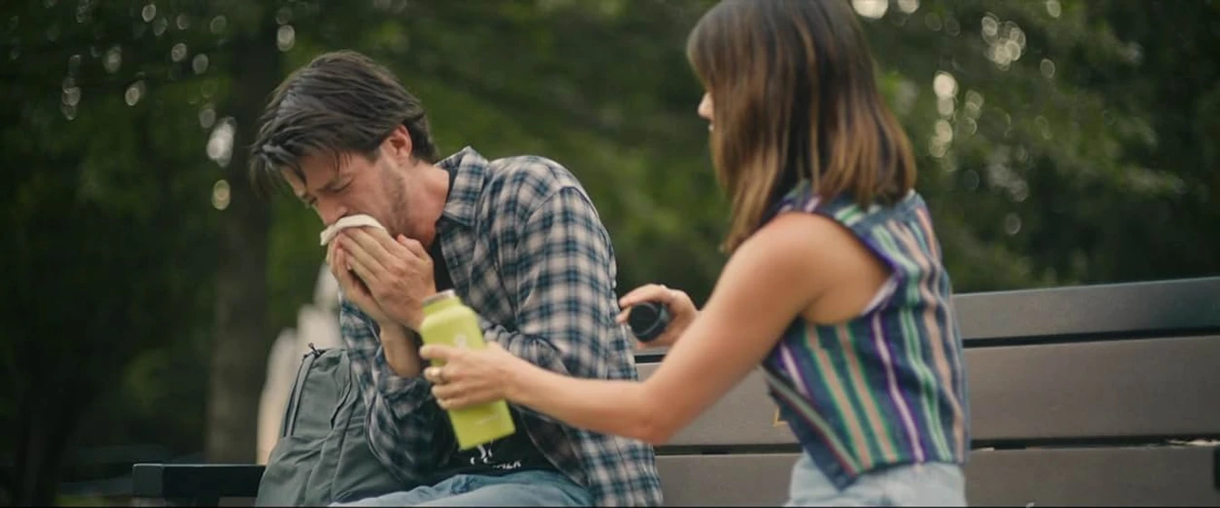 Lucy Hale y Grant Gustin en puppy-love-2023