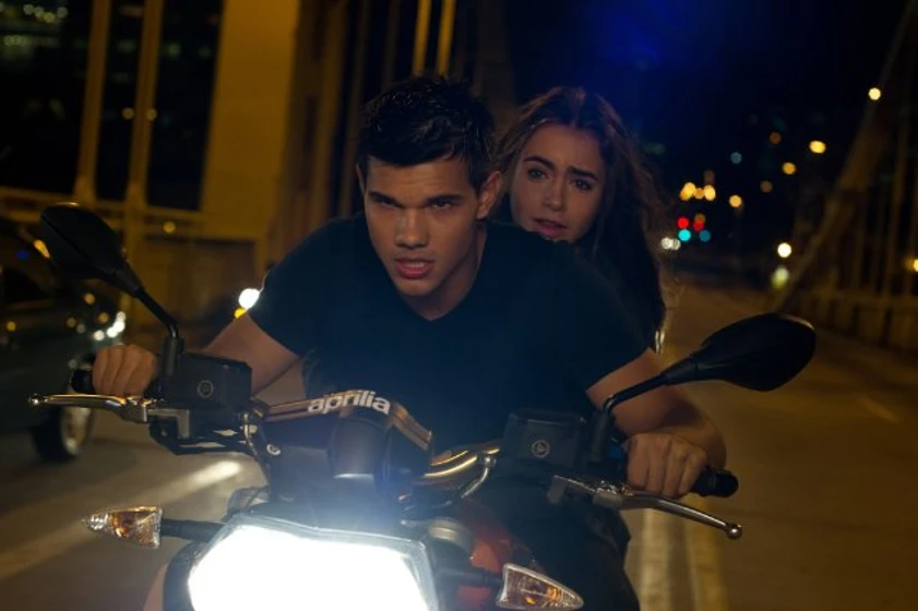 Taylor Lautner y Lily Collins en sin-salida-2011