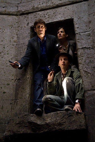 Benjamin Sadler, Fabian Busch y Bettina Zimmermann en El Código de Carlomagno
