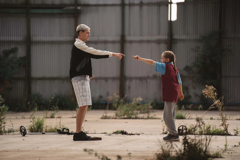 Harris Dickinson y Lola Campbell en scrapper