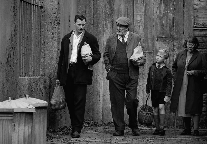 Judi Dench, Ciarán Hinds, Jamie Dornan y Jude Hill en Belfast