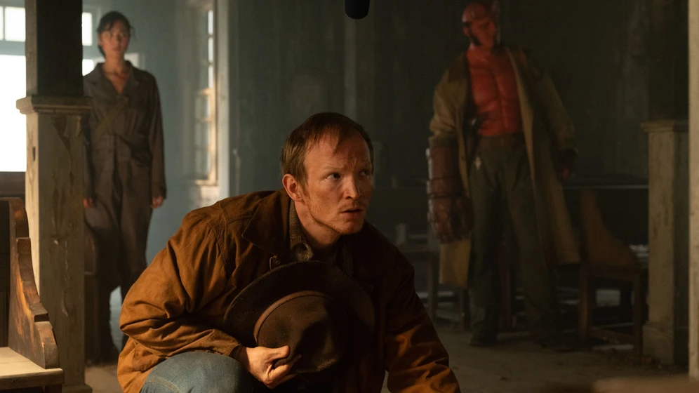 Jefferson White, Jack Kesy y Adeline Rudolph en hellboy-el-hombre-retorcido
