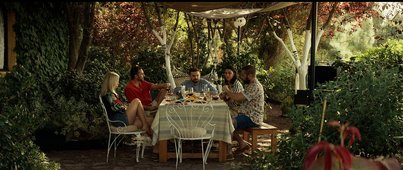 Paco León, Adam Jezierski, Kimberley Tell, Raúl Tejón y Stéphanie Magnin en Uno Equis Dos