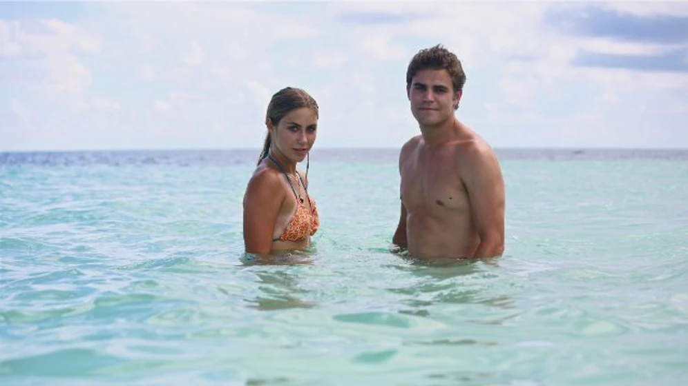 Caitlin Wachs y Paul Wesley en bajo-el-gran-azul