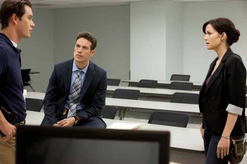 Carla Gugino, Kevin Alejandro y Mark-Paul Gosselaar en escondida