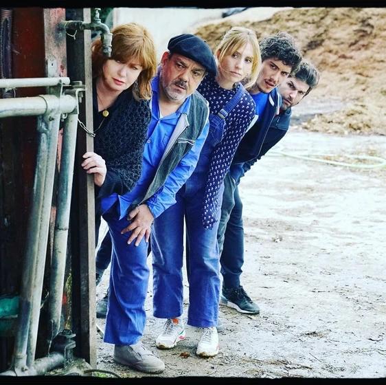 Didier Bourdon, Catherine Jacob, Lolita Chammah, Olivier Barthelemy y Thomas Goldberg en una-familia-de-aupa