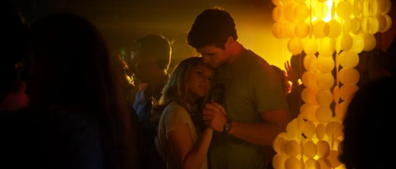 Teresa Palmer y Liam Hemsworth en love-and-honor-2013