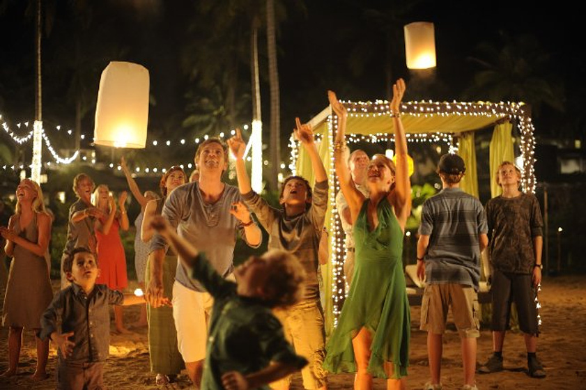 Ewan McGregor, Tom Holland [I], Naomi Watts, Oaklee Pendergast y Samuel Joslin en Lo Imposible