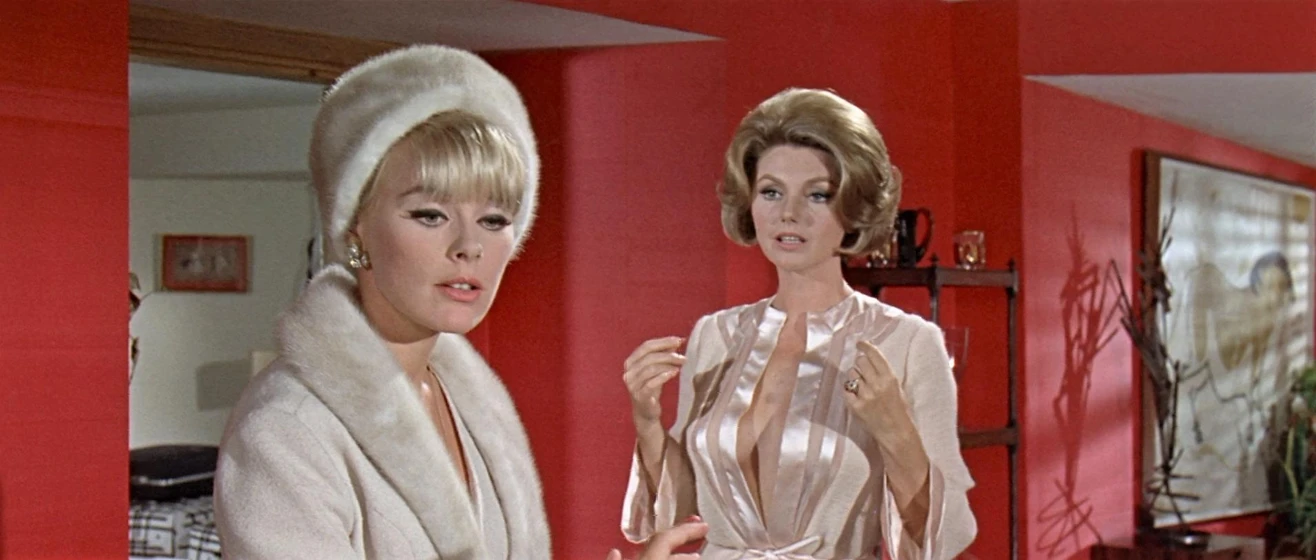 Elke Sommer y Sylva Koscina en mas-peligrosas-que-los-hombres