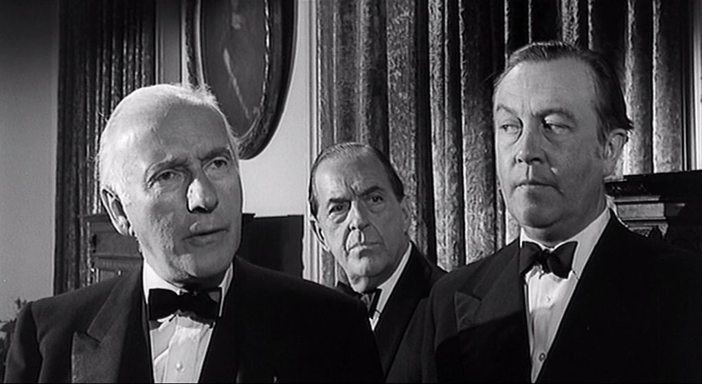 Stanley Holloway, Wilfrid Hyde-White y Dennis Price en Diez Negritos