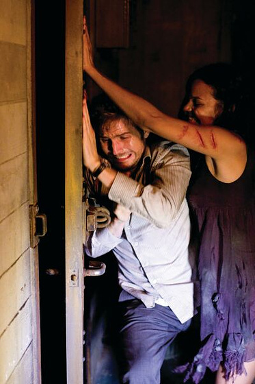 Michael Stahl-David y Jessica Lucas en Monstruoso