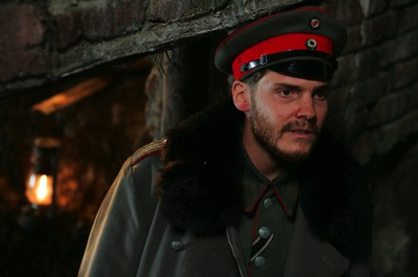 Daniel Brühl en Feliz Navidad (Horstmayer)