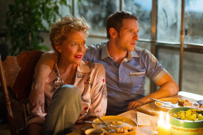 Annette Bening y Jamie Bell en las-estrellas-del-cine-no-mueren-en-liverpool