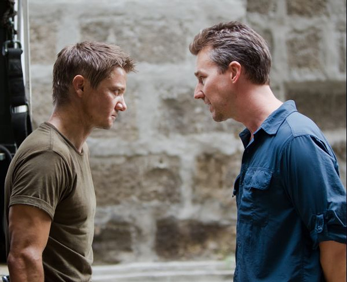 Edward Norton y Jeremy Renner en El Legado de Bourne