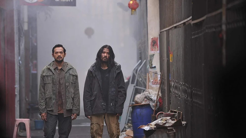 Oka Antara y Chicco Jerikho en foxtrot-six