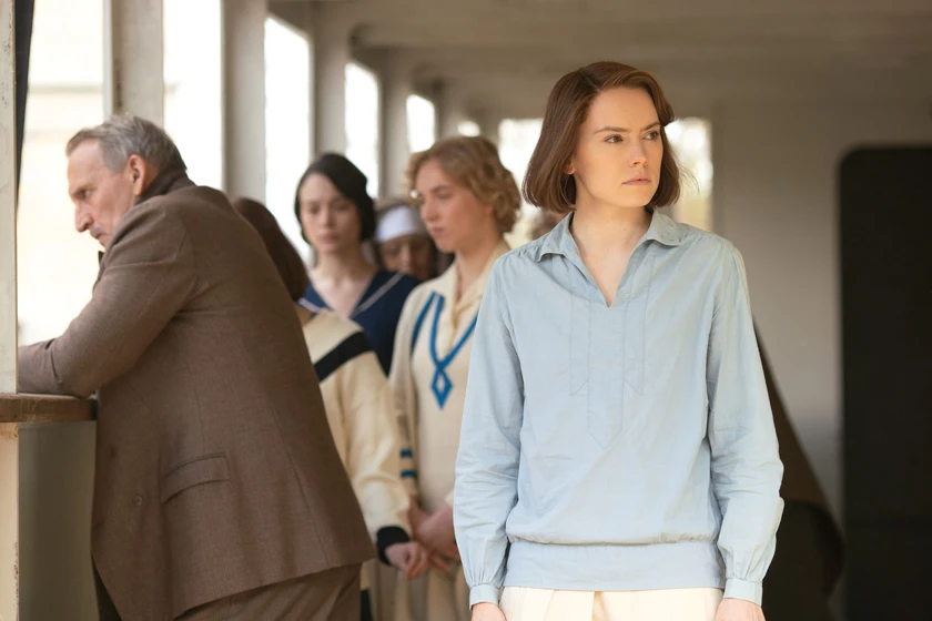 Daisy Ridley en la-joven-y-el-mar