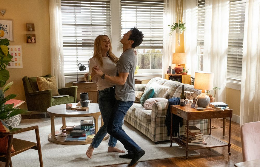 Harry Shum Jr. y Jessica Rothe en Para toda la Vida